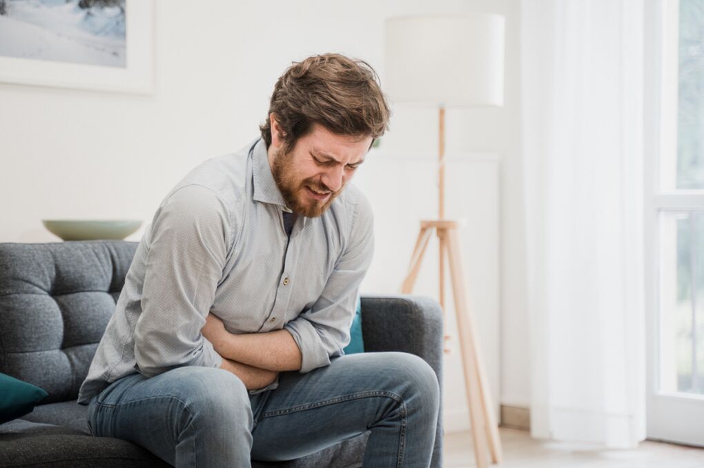 Un home ten síntomas de prostatite