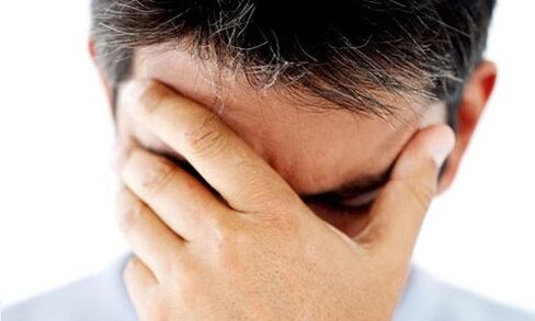 un home está pensando en tratar a prostatite
